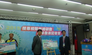 劉老師與智晶光電廠商代表參加2015技專校院技術研發成果發表會展出合影