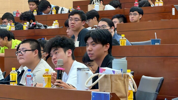 50年前學機械、50年後談AI　明志科大校友洪錦魁捐700本著作回母校傳承學習精神圖片