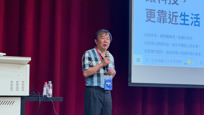 50年前學機械、50年後談AI　明志科大校友洪錦魁捐700本著作回母校傳承學習精神圖片