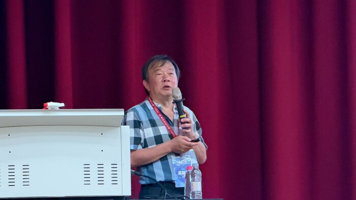 50年前學機械、50年後談AI　明志科大校友洪錦魁捐700本著作回母校傳承學習精神圖片