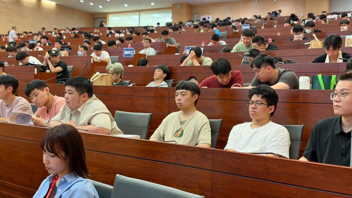 50年前學機械、50年後談AI　明志科大校友洪錦魁捐700本著作回母校傳承學習精神圖片